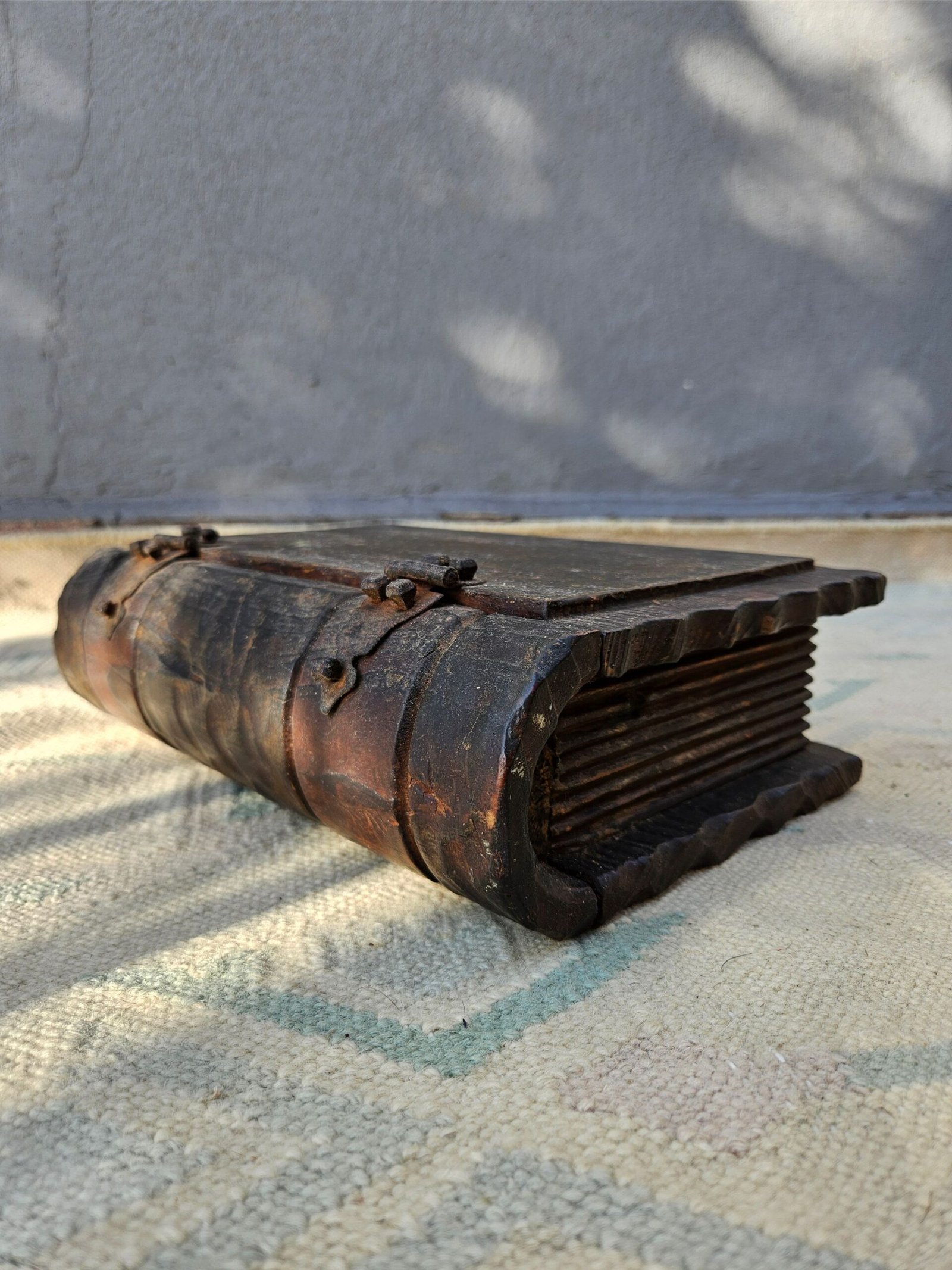 Livro Caixa Esculpido em Madeira Nobre