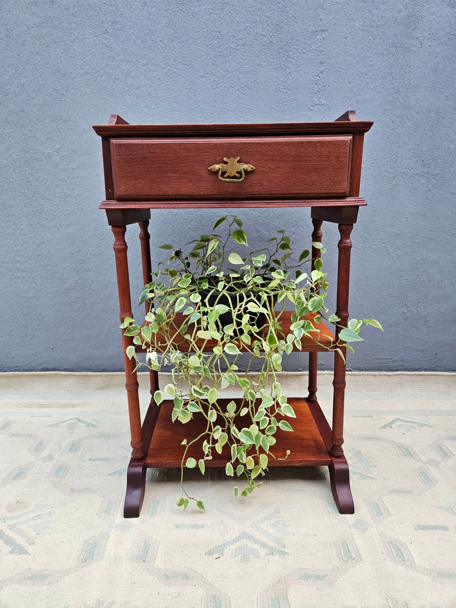 Mesa Lateral Vintage em Madeira Nobre com Gaveta e Prateleiras